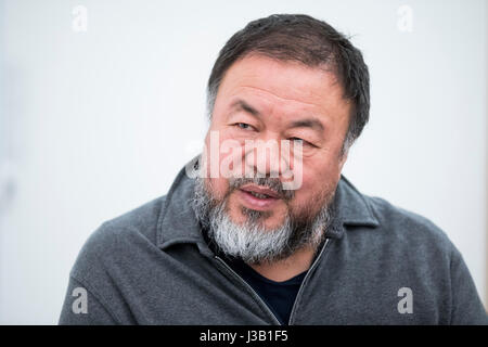 Schwerin, Allemagne. 4 mai, 2017. L'artiste chinois Ai Weiwei parle au cours d'une discussion dans la Galerie Alte & Neue Meister au Musée de l'État dans la région de Schwerin, Allemagne, le 4 mai 2017. Ai Weiwei a parlé de l'action et de l'influence de l'artiste peintre franco-américain de l'objet et Marcel Duchamp (1887-1968). Photo : Christian Charisius/dpa/Alamy Live News Banque D'Images