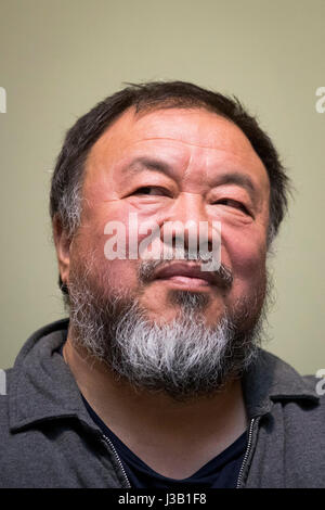 Schwerin, Allemagne. 4 mai, 2017. L'artiste chinois Ai Weiwei parle au cours d'une discussion dans la Galerie Alte & Neue Meister au Musée de l'État dans la région de Schwerin, Allemagne, le 4 mai 2017. Ai Weiwei a parlé de l'action et de l'influence de l'artiste peintre franco-américain de l'objet et Marcel Duchamp (1887-1968). Photo : Christian Charisius/dpa/Alamy Live News Banque D'Images