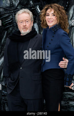 Londres, Royaume-Uni. 4 mai 2017. Ridley Scott et Giannina Facio assister à la première mondiale de la Ridley Scott film 'Alien : Pacte' dans Leicester Square. Photo : Images éclatantes/Alamy Live News Banque D'Images