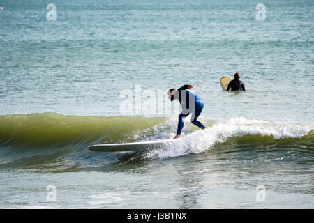 Bracklesham Bay, West Sussex. 04 mai 2017. Météo britannique. Périodes ensoleillées sur la côte sud de l'après-midi. Surfers appréciant les vagues à Bracklesham Bay, East Wittering, dans le West Sussex. Credit : james jagger/Alamy Live News Banque D'Images