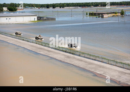 Utiliser la garde nationale véhicules Humvee de traverser des routes inondées après un lever pas le long de la rivière Noire à la suite de pluies record le 2 mai 2017 dans la région de Pocahontas, Arkansas. Page d'Arkansas. Asa Hutchinson a appelé dans la Garde nationale comme au moins 20 personnes ont été tuées dans le midwest des États-Unis. Banque D'Images