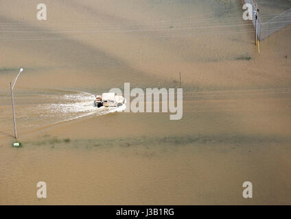 Utiliser la garde nationale véhicules Humvee de traverser des routes inondées après un lever pas le long de la rivière Noire à la suite de pluies record le 2 mai 2017 dans la région de Pocahontas, Arkansas. Page d'Arkansas. Asa Hutchinson a appelé dans la Garde nationale comme au moins 20 personnes ont été tuées dans le midwest des États-Unis. Banque D'Images