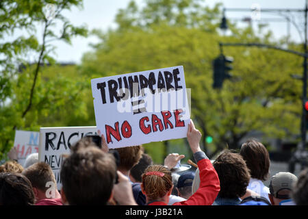 New York City, USA. 4 mai, 2017. Les gens protestent contre l'atout de Donald's première visite à New York City en tant que président. Crédit : Christopher Penler/Alamy Live News Banque D'Images