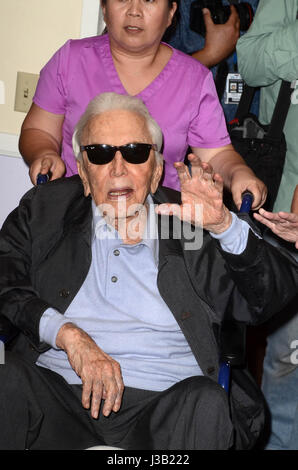 Los Angeles, CA, USA. 4 mai, 2017. Kirk Douglas au 25e anniversaire de l'Anne Douglas Center au la Mission à Los Angeles, Californie le 4 mai 2017. Crédit : David Edwards/media/Alamy Punch Live News Banque D'Images