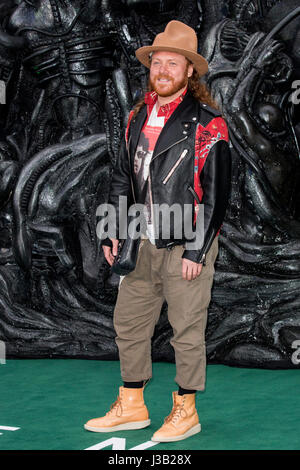 Londres, Royaume-Uni. 4 mai 2017. Leigh Francis assiste à la première mondiale de la Ridley Scott film 'Alien : Pacte' dans Leicester Square. Photo : Images éclatantes/Alamy Live News Banque D'Images