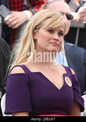 Hollywood, CA. 04 mai, 2017. Reese Witherspoon photographié à la cérémonie honorant Goldie Hawn et Kurt Russell avec une étoile double cérémonie sur le Hollywood Walk of Fame le 4 mai 2017 à Hollywood, Californie. Credit : Faye Sadou/media/Alamy Punch Live News Banque D'Images