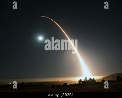 Un Air Force Global Strike Command de missiles balistiques intercontinentaux Minuteman III avec une ogive simulée est lancé au cours d'un essai de fonctionnement à Vandenberg Air Force Base le 3 mai 2017 dans Vandenberg, en Californie. Le test vient au cours de l'augmentation des tensions avec la Corée du Nord. Banque D'Images