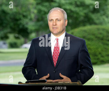 Washington, USA. 4 mai, 2017. United States House Whip majorité Steve Scalise (républicain de Louisiane) est interviewé à la Maison Blanche à Washington, DC après l'adoption de la Loi sur les soins de santé américain (AHCA) le 4 mai 2017. Credit : MediaPunch Inc/Alamy Live News Banque D'Images