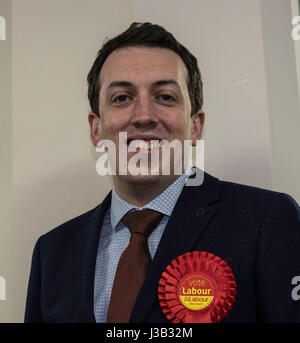 Brentwood, Royaume-Uni. 4 mai, 2017. Gareth Barrett Parti du travail parlementaire éventuel candidat à Brentwood et Onger ( arrive pour le compte du Conseil du comté de l'Essex Brentwood pour Élections Crédit : Ian Davidson/Alamy Live News Banque D'Images