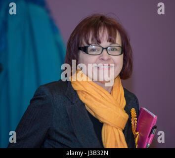 Brentwood, Royaume-Uni. 4 mai, 2017. Le conseiller, Karen Chilvers, Libéral démocrate parlementaire éventuel candidat à Brentwood et Ongar ( arrive pour le compte du Conseil du comté de l'Essex Brentwood pour Élections Crédit : Ian Davidson/Alamy Live News Banque D'Images