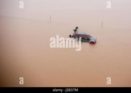 Pocahontas, Arkansas. 4 mai, 2017. Une maison entourée par les eaux de crue après un lever pas le long de la rivière Noire à la suite de pluies record le 4 mai 2017 dans la région de Pocahontas, Arkansas. Page d'Arkansas. Asa Hutchinson a appelé dans la Garde nationale comme au moins 20 personnes ont été tuées dans le midwest des États-Unis. Credit : Planetpix/Alamy Live News Banque D'Images