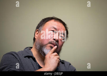 Schwerin, Allemagne. 4 mai, 2017. L'artiste chinois Ai Weiwei parle au cours d'une discussion dans la Galerie Alte & Neue Meister au Musée de l'État dans la région de Schwerin, Allemagne, le 4 mai 2017. Ai Weiwei a parlé de l'action et de l'influence de l'artiste peintre franco-américain de l'objet et Marcel Duchamp (1887-1968). Photo : Christian Charisius/dpa/Alamy Live News Banque D'Images