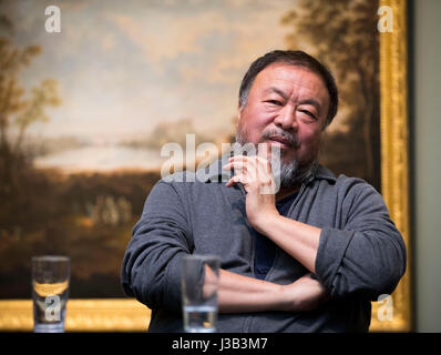 Schwerin, Allemagne. 4 mai, 2017. L'artiste chinois Ai Weiwei parle au cours d'une discussion dans la Galerie Alte & Neue Meister au Musée de l'État dans la région de Schwerin, Allemagne, le 4 mai 2017. Ai Weiwei a parlé de l'action et de l'influence de l'artiste peintre franco-américain de l'objet et Marcel Duchamp (1887-1968). Photo : Christian Charisius/dpa/Alamy Live News Banque D'Images