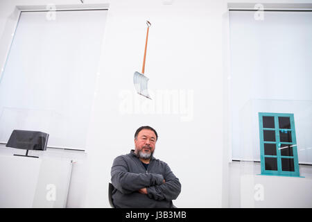 Schwerin, Allemagne. 4 mai, 2017. L'artiste chinois Ai Weiwei se repose après une entrevue dans la Galerie Alte & Neue Meister au Musée de l'État dans la région de Schwerin, Allemagne, le 4 mai 2017. Ai Weiwei a parlé de l'action et de l'influence de l'artiste peintre franco-américain de l'objet et Marcel Duchamp (1887-1968). Photo : Christian Charisius/dpa/Alamy Live News Banque D'Images