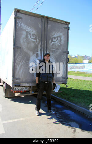 Moscou, Russie. 4 mai, 2017. L'artiste Moscou Nikita Golubjov (35) se trouve en face d'un motif d'un camion sale à Moscou, Russie, le 4 mai 2017. À l'aide de passagers des taxis ou bus dans Moscou faut faire attention avec leurs vêtements, de peur qu'ils pourraient leur sale. L'artiste russe est maintenant saisie de la ville crasse perpétuelle pour son travail artistique. Photo : Thomas Körbel/dpa/Alamy Live News Banque D'Images