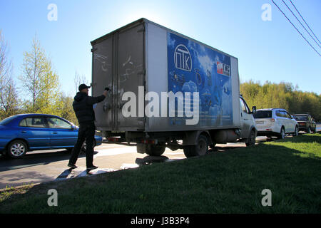 Moscou, Russie. 4 mai, 2017. L'artiste Moscou Nikita Golubjov (35) dessine un motif sur un camion sale à Moscou, Russie, le 4 mai 2017. À l'aide de passagers des taxis ou bus dans Moscou faut faire attention avec leurs vêtements, de peur qu'ils pourraient leur sale. L'artiste russe est maintenant saisie de la ville crasse perpétuelle pour son travail artistique. Photo : Thomas Körbel/dpa/Alamy Live News Banque D'Images