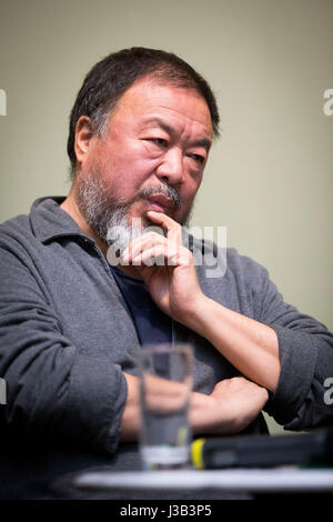 Schwerin, Allemagne. 4 mai, 2017. L'artiste chinois Ai Weiwei parle au cours d'une discussion dans la Galerie Alte & Neue Meister au Musée de l'État dans la région de Schwerin, Allemagne, le 4 mai 2017. Ai Weiwei a parlé de l'action et de l'influence de l'artiste peintre franco-américain de l'objet et Marcel Duchamp (1887-1968). Photo : Christian Charisius/dpa/Alamy Live News Banque D'Images