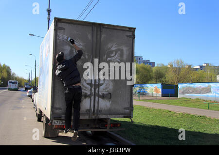 Moscou, Russie. 4 mai, 2017. L'artiste Moscou Nikita Golubjov (35) dessine un motif sur un camion sale à Moscou, Russie, le 4 mai 2017. À l'aide de passagers des taxis ou bus dans Moscou faut faire attention avec leurs vêtements, de peur qu'ils pourraient leur sale. L'artiste russe est maintenant saisie de la ville crasse perpétuelle pour son travail artistique. Photo : Thomas Körbel/dpa/Alamy Live News Banque D'Images