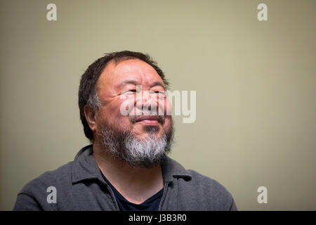 Schwerin, Allemagne. 4 mai, 2017. L'artiste chinois Ai Weiwei parle au cours d'une discussion dans la Galerie Alte & Neue Meister au Musée de l'État dans la région de Schwerin, Allemagne, le 4 mai 2017. Ai Weiwei a parlé de l'action et de l'influence de l'artiste peintre franco-américain de l'objet et Marcel Duchamp (1887-1968). Photo : Christian Charisius/dpa/Alamy Live News Banque D'Images