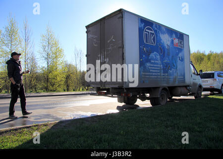 Moscou, Russie. 4 mai, 2017. L'artiste Moscou Nikita Golubjov (35) se trouve en face d'un motif d'un camion sale à Moscou, Russie, le 4 mai 2017. À l'aide de passagers des taxis ou bus dans Moscou faut faire attention avec leurs vêtements, de peur qu'ils pourraient leur sale. L'artiste russe est maintenant saisie de la ville crasse perpétuelle pour son travail artistique. Photo : Thomas Körbel/dpa/Alamy Live News Banque D'Images