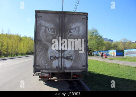 Moscou, Russie. 4 mai, 2017. Un motif de l'artiste Moscou Nikita Golubjov (35) sur un camion sale peut être vu à Moscou, Russie, le 4 mai 2017. À l'aide de passagers des taxis ou bus dans Moscou faut faire attention avec leurs vêtements, de peur qu'ils pourraient leur sale. L'artiste russe est maintenant saisie de la ville crasse perpétuelle pour son travail artistique. Photo : Thomas Körbel/dpa/Alamy Live News Banque D'Images