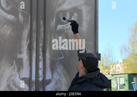 Moscou, Russie. 4 mai, 2017. L'artiste Moscou Nikita Golubjov (35) dessine un motif sur un camion sale à Moscou, Russie, le 4 mai 2017. À l'aide de passagers des taxis ou bus dans Moscou faut faire attention avec leurs vêtements, de peur qu'ils pourraient leur sale. L'artiste russe est maintenant saisie de la ville crasse perpétuelle pour son travail artistique. Photo : Thomas Körbel/dpa/Alamy Live News Banque D'Images