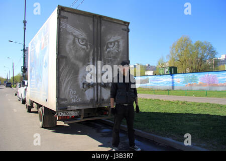 Moscou, Russie. 4 mai, 2017. L'artiste Moscou Nikita Golubjov (35) se trouve en face d'un motif d'un camion sale à Moscou, Russie, le 4 mai 2017. À l'aide de passagers des taxis ou bus dans Moscou faut faire attention avec leurs vêtements, de peur qu'ils pourraient leur sale. L'artiste russe est maintenant saisie de la ville crasse perpétuelle pour son travail artistique. Photo : Thomas Körbel/dpa/Alamy Live News Banque D'Images