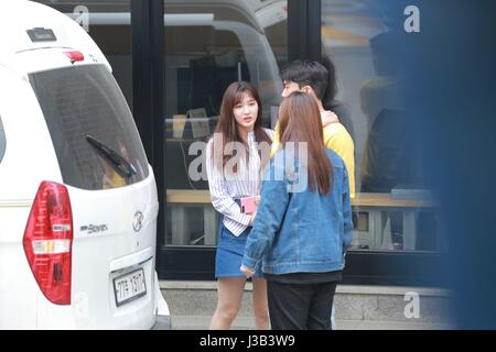 Séoul, Corée. 04 mai, 2017. LABOUM participe à la 19e élection présidentielle le vote par anticipation à Séoul, Corée, le 04 mai, 2017. L'homme (Chine et Corée) Credit : TopPhoto/Alamy Live News Banque D'Images