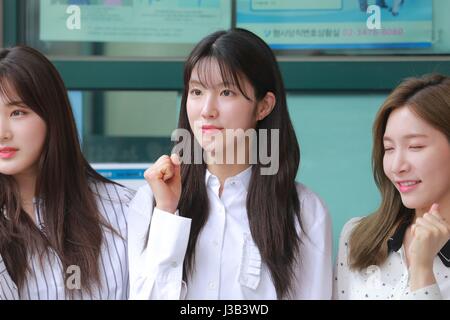 Séoul, Corée. 04 mai, 2017. LABOUM participe à la 19e élection présidentielle le vote par anticipation à Séoul, Corée, le 04 mai, 2017. L'homme (Chine et Corée) Credit : TopPhoto/Alamy Live News Banque D'Images