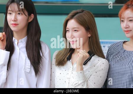 Séoul, Corée. 04 mai, 2017. LABOUM participe à la 19e élection présidentielle le vote par anticipation à Séoul, Corée, le 04 mai, 2017. L'homme (Chine et Corée) Credit : TopPhoto/Alamy Live News Banque D'Images