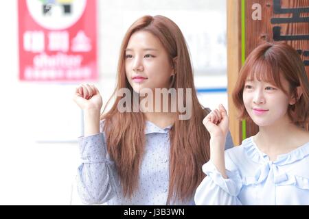 Séoul, Corée. 04 mai, 2017. LABOUM participe à la 19e élection présidentielle le vote par anticipation à Séoul, Corée, le 04 mai, 2017. L'homme (Chine et Corée) Credit : TopPhoto/Alamy Live News Banque D'Images