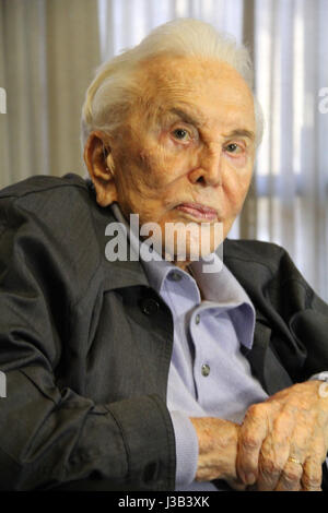 Los Angeles, USA. 04 mai, 2017. Kirk Douglas 05/04/2017 Le 25e anniversaire de l'Anne Douglas Centre pour femmes à Los Angeles Mission a tenu à la mission de Los Angeles à Los Angeles, CA Photo : Cronos/Hollywood News Banque D'Images