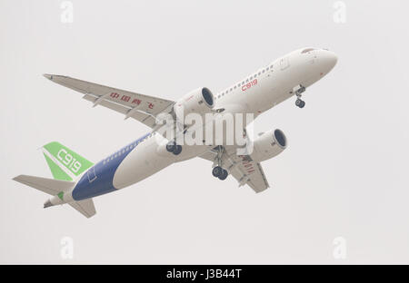 Shanghai, Chine. 5 mai, 2017. Le programme grand voyageur de la Chine plan C919 fait son premier vol à Shanghai, la Chine orientale, le 5 mai 2017. Credit : Ding Ting/Xinhua/Alamy Live News Banque D'Images