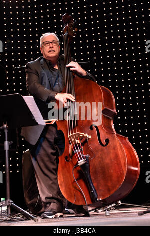 Brno, République tchèque. 04 mai, 2017. Le bassiste Eddie Gomez effectue dans le Jazz Fest de Brno, République tchèque, le 4 mai 2017. Photo : CTK Vaclav Salek/Photo/Alamy Live News Banque D'Images