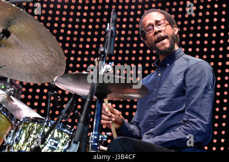 Brno, République tchèque. 04 mai, 2017. Le batteur Brian Blade nous effectue à Brno, en République tchèque, le 4 mai 2017. Photo : CTK Vaclav Salek/Photo/Alamy Live News Banque D'Images