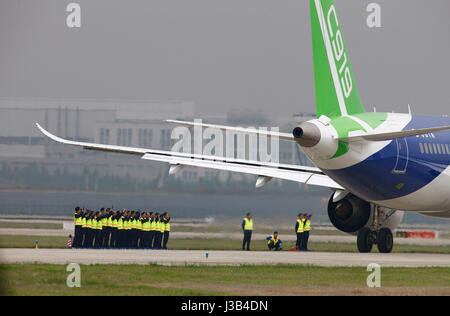 Shanghai, Chine. 5 mai, 2017. Le programme grand voyageur de la Chine plan C919 s'apprête à faire son premier vol à Shanghai, la Chine orientale, le 5 mai 2017. Credit : Fang Zhe/Xinhua/Alamy Live News Banque D'Images