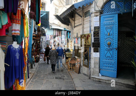 Tunis. 4 mai, 2017. Les touristes à pied le long des rues de la Médina de Tunis, capitale de la Tunisie le 4 mai 2017. La médina de Tunis, situé dans la capitale de la Tunisie, a été classée site du patrimoine mondial par l'Organisation des Nations Unies pour l'éducation, la science et la culture (UNESCO) en 1979. Credit : Adele Ezzine/Xinhua/Alamy Live News Banque D'Images