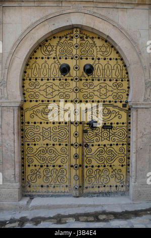 Tunis. 4 mai, 2017. Photo prise le 4 mai 2017 indique la porte peinte dans la Médina de Tunis, capitale de la Tunisie. La médina de Tunis, situé dans la capitale de la Tunisie, a été classée site du patrimoine mondial par l'Organisation des Nations Unies pour l'éducation, la science et la culture (UNESCO) en 1979. Credit : Adele Ezzine/Xinhua/Alamy Live News Banque D'Images