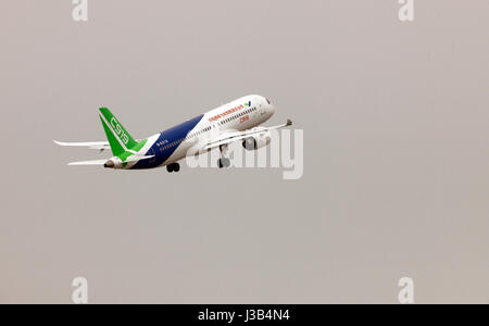 Shanghai, Chine. 5 mai, 2017. Le programme grand voyageur de la Chine plan C919 fait son premier vol à Shanghai, la Chine orientale, le 5 mai 2017. Credit : Fang Zhe/Xinhua/Alamy Live News Banque D'Images