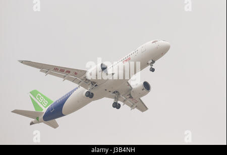 Shanghai, Chine. 5 mai, 2017. Le programme grand voyageur de la Chine plan C919 fait son premier vol à Shanghai, la Chine orientale, le 5 mai 2017. Credit : Ding Ting/Xinhua/Alamy Live News Banque D'Images