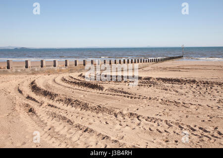 La plage de Portobello, Édimbourg, Royaume-Uni. 5 mai, 2017. La plage de Portobello sur une belle journée ensoleillée à Édimbourg, en Écosse. Météo : 5 mai 2017 Il aura une amende jour sec avec de longues éclaircies pour la plupart de la région, avec seulement la chance de certains en poussant nuage de Berwickshire et East Lothian. L'intérieur chaleureux, à l'ouest. Vents d'est modéré. Ce soir en Dumfries et Galloway. Quelques nuages bas formeront la nuit à travers les frontières de l'Est et de Lothians. L'intérieur des terres froides avec une touche de gel dans un abri. Crédit : Gabriela Antosova/Alamy Live News Banque D'Images