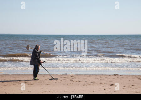 La plage de Portobello, Édimbourg, Royaume-Uni. 5 mai, 2017. La plage de Portobello sur une belle journée ensoleillée à Édimbourg, en Écosse. Météo : 5 mai 2017 Il aura une amende jour sec avec de longues éclaircies pour la plupart de la région, avec seulement la chance de certains en poussant nuage de Berwickshire et East Lothian. L'intérieur chaleureux, à l'ouest. Vents d'est modéré. Ce soir en Dumfries et Galloway. Quelques nuages bas formeront la nuit à travers les frontières de l'Est et de Lothians. L'intérieur des terres froides avec une touche de gel dans un abri. Crédit : Gabriela Antosova/Alamy Live News Banque D'Images