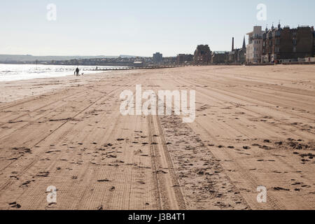 La plage de Portobello, Édimbourg, Royaume-Uni. 5 mai, 2017. La plage de Portobello sur une belle journée ensoleillée à Édimbourg, en Écosse. Météo : 5 mai 2017 Il aura une amende jour sec avec de longues éclaircies pour la plupart de la région, avec seulement la chance de certains en poussant nuage de Berwickshire et East Lothian. L'intérieur chaleureux, à l'ouest. Vents d'est modéré. Ce soir en Dumfries et Galloway. Quelques nuages bas formeront la nuit à travers les frontières de l'Est et de Lothians. L'intérieur des terres froides avec une touche de gel dans un abri. Crédit : Gabriela Antosova/Alamy Live News Banque D'Images