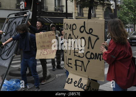 Paris, France. Le 05 mai, 2017. Blocus de lycée Voltaire dans le 11ème arrondissement de Paris - plusieurs dizaines d'étudiants de lycée Voltaire dans le 11ème arrondissement de Paris bloqué leur établissement avec l'aide de poubelles et des pancartes. Ils protestent contre la présence au second tour des élections présidentielles de candidats Le Pen et Macron représentant pour eux à la fois ultra-libérale et fasciste des idées. Crédit : LE PICTORIUM/Alamy Live News Banque D'Images