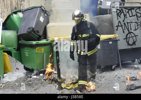 Paris, France. Le 05 mai, 2017. Blocus de lycée Voltaire dans le 11ème arrondissement de Paris - plusieurs dizaines d'étudiants de lycée Voltaire dans le 11ème arrondissement de Paris bloqué leur établissement avec l'aide de poubelles et des pancartes. Ils protestent contre la présence au second tour des élections présidentielles de candidats Le Pen et Macron représentant pour eux à la fois ultra-libérale et fasciste des idées. Crédit : LE PICTORIUM/Alamy Live News Banque D'Images