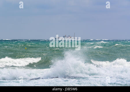 Mousehole, Cornwall, UK. 5e mai 2017. Météo britannique. Forts vents de l'abattant sur la côte de Cornwall cet après-midi, avec des vagues à partir d'impact sur le mur du port à Mousehole. On voit ici le Scillionian traversier assurant son chemin du retour de l'Îles Scilly à Penzance dans une mer difficile. Crédit : Simon Maycock/Alamy Live News Banque D'Images