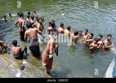 Dhaka, Bangladesh. Le 05 mai, 2017. Sur l'été chaud midi, peuple bangladais se baigner dans l'eau polluée d'un étang, à Dhaka, au Bangladesh. Température dans Dhaka atteint 39 degrés Celsius le 5 mai. Credit : SK Hasan Ali/Alamy Live News Banque D'Images