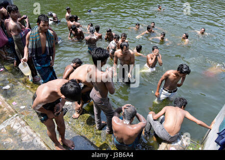 Dhaka, Bangladesh. Le 05 mai, 2017. Sur l'été chaud midi, peuple bangladais se baigner dans l'eau polluée d'un étang, à Dhaka, au Bangladesh. Température dans Dhaka atteint 39 degrés Celsius le 5 mai. Credit : SK Hasan Ali/Alamy Live News Banque D'Images