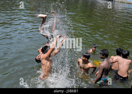 Dhaka, Bangladesh. Le 05 mai, 2017. Sur l'été chaud midi, peuple bangladais se baigner dans l'eau polluée d'un étang, à Dhaka, au Bangladesh. Température dans Dhaka atteint 39 degrés Celsius le 5 mai. Credit : SK Hasan Ali/Alamy Live News Banque D'Images