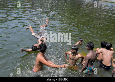 Dhaka, Bangladesh. Le 05 mai, 2017. Sur l'été chaud midi, peuple bangladais se baigner dans l'eau polluée d'un étang, à Dhaka, au Bangladesh. Température dans Dhaka atteint 39 degrés Celsius le 5 mai. Credit : SK Hasan Ali/Alamy Live News Banque D'Images